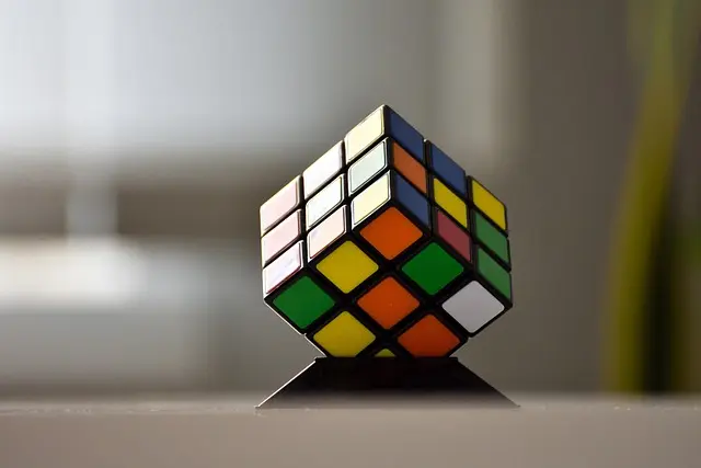 5 astuces infaillibles pour résoudre votre Rubik's Cube facilement