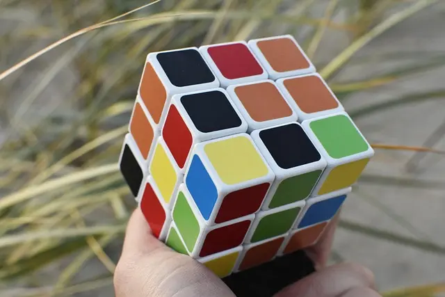 Astuces avancées pour résoudre le Rubik's Cube en un temps record