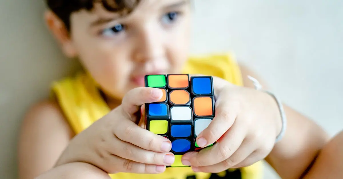 Comment progresser rapidement au Rubik's Cube : guide pratique