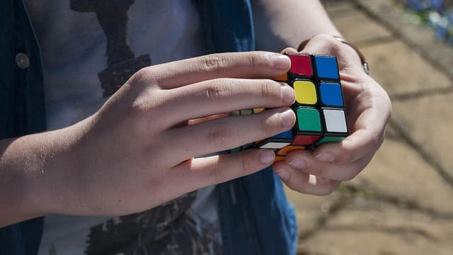 Les bases pour résoudre un Rubik's Cube : Guide complet
