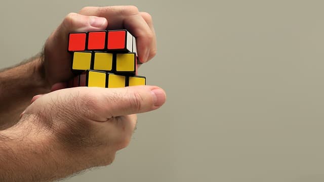 Astuces pratiques pour résoudre le Rubik's Cube en un temps record