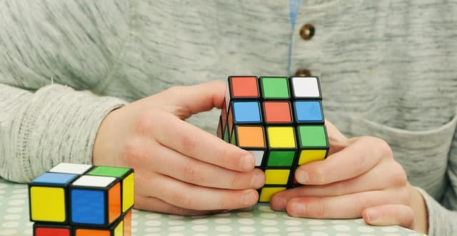 Les astuces incontournables pour résoudre le Rubik's Cube rapidement